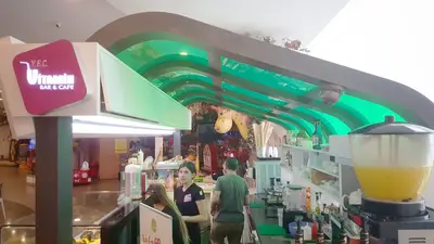 V&C Vitamin Bar & Cafe — AVM kiosku — kademeli açık raf, arkadan aydınlatmalı tabela