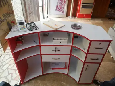 Présentoirs de Marque, Totems et Banques — rangement sous comptoir, enseigne rétroéclairée