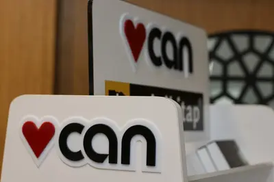 Can Yayınları Minikitap — عارض أرضي طويل — أرفف بفتحات للمطبوعات, أحمر (التركيب في الموقع)
