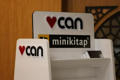 Can Yayınları Minikitap — عارض أرضي طويل — أرفف بفتحات للمطبوعات, أسود (التركيب في الموقع)