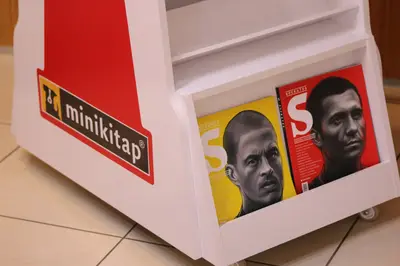 Can Yayınları Minikitap — عارض أرضي طويل — قاعدة متحرّكة بعجلات, أسود (التركيب في الموقع)
