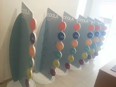 Présentoirs de Marque, Totems et Banques — MDF peint, tube LED violet
