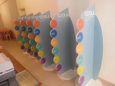Présentoirs de Marque, Totems et Banques — acrylique (plexi), tube LED violet