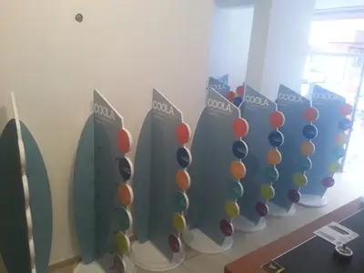 Présentoirs de Marque, Totems et Banques — graphismes vinyle imprimés, tube LED violet