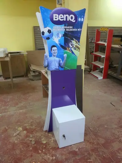 Présentoirs de Marque, Totems et Banques — socle mobile sur roulettes, écran plat intégré