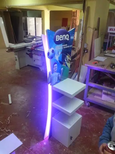 Présentoirs de Marque, Totems et Banques — MDF peint, écran plat intégré